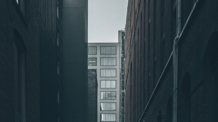 Hochhaus und grauer Himmel